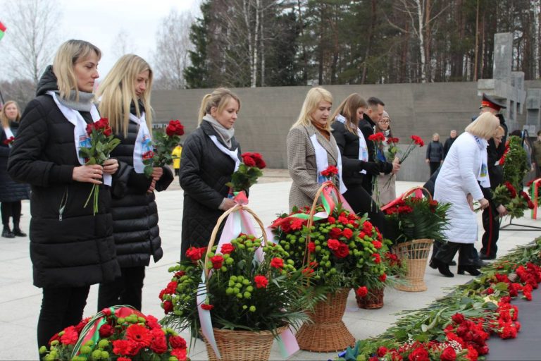 трагедия хатыни. хатынь мемориальный комплекс. хатынь памятник жертвам воины. день памяти жертв хатыни. день памяти хатыни.